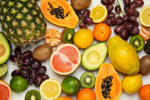 صورة توضيحية: Fresh fruit, a common source of natural flavor extracts