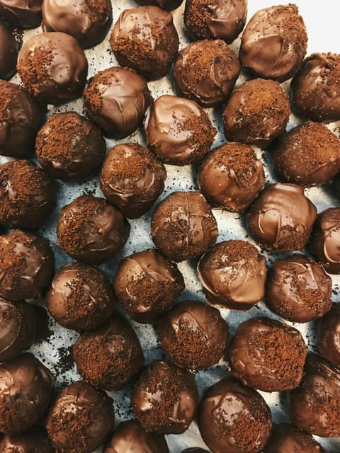 صورة توضيحية: Chocolate hazelnut confections (product-neutral)
