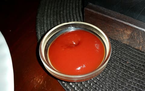 كاتشب طماطم في صحن زجاجي صغير