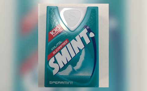 A tin of Smint sugar-free spearmint mints with xylitol, 100 mints