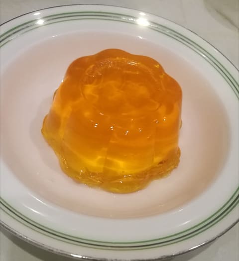 Translucent gelatin jelly dessert